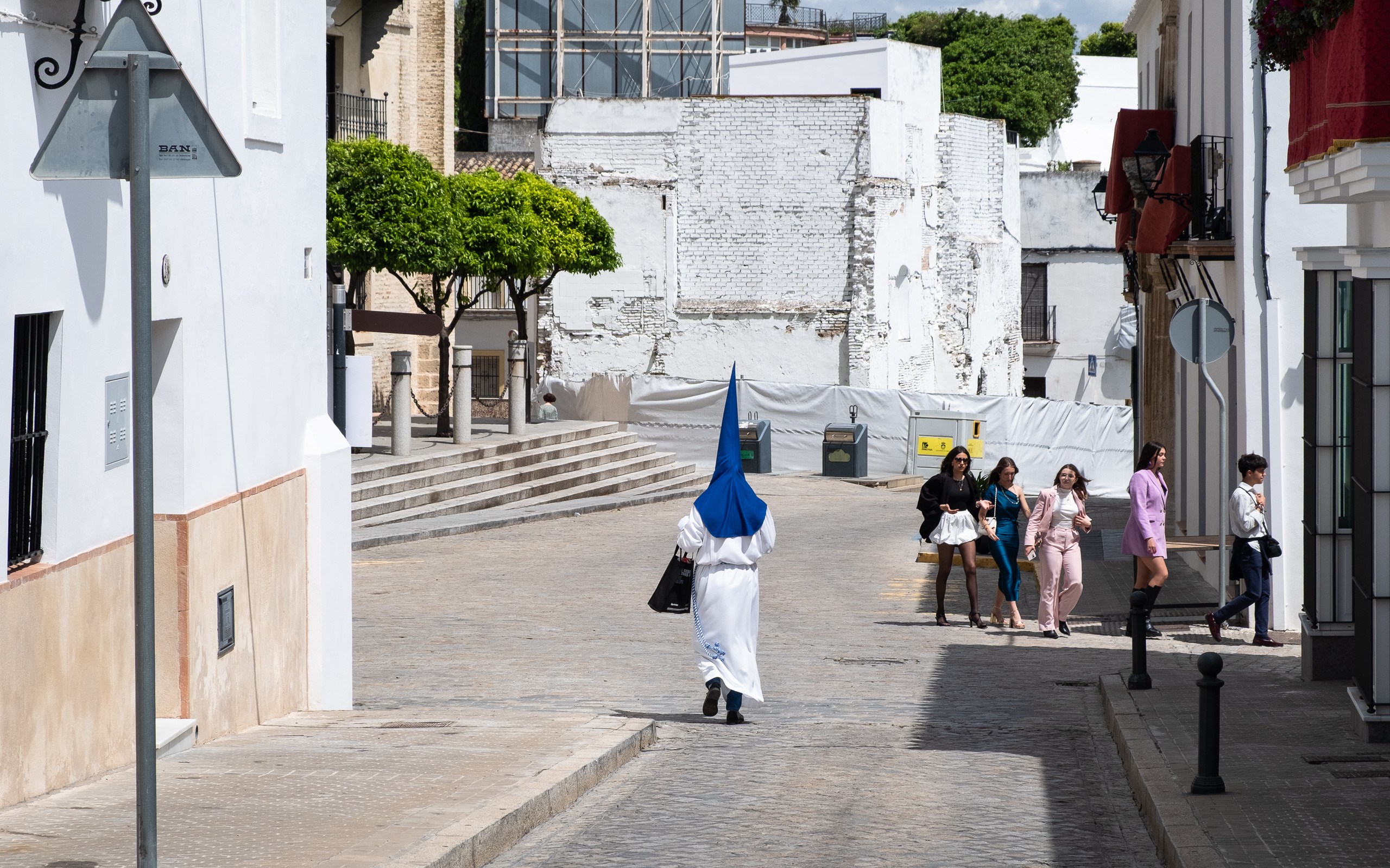 Ein Nazareno quert den Platz – Lebrija vor der Prozession